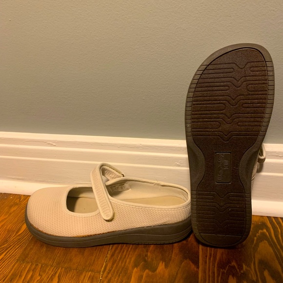 White stage slip on sandals - Picture 1 of 3